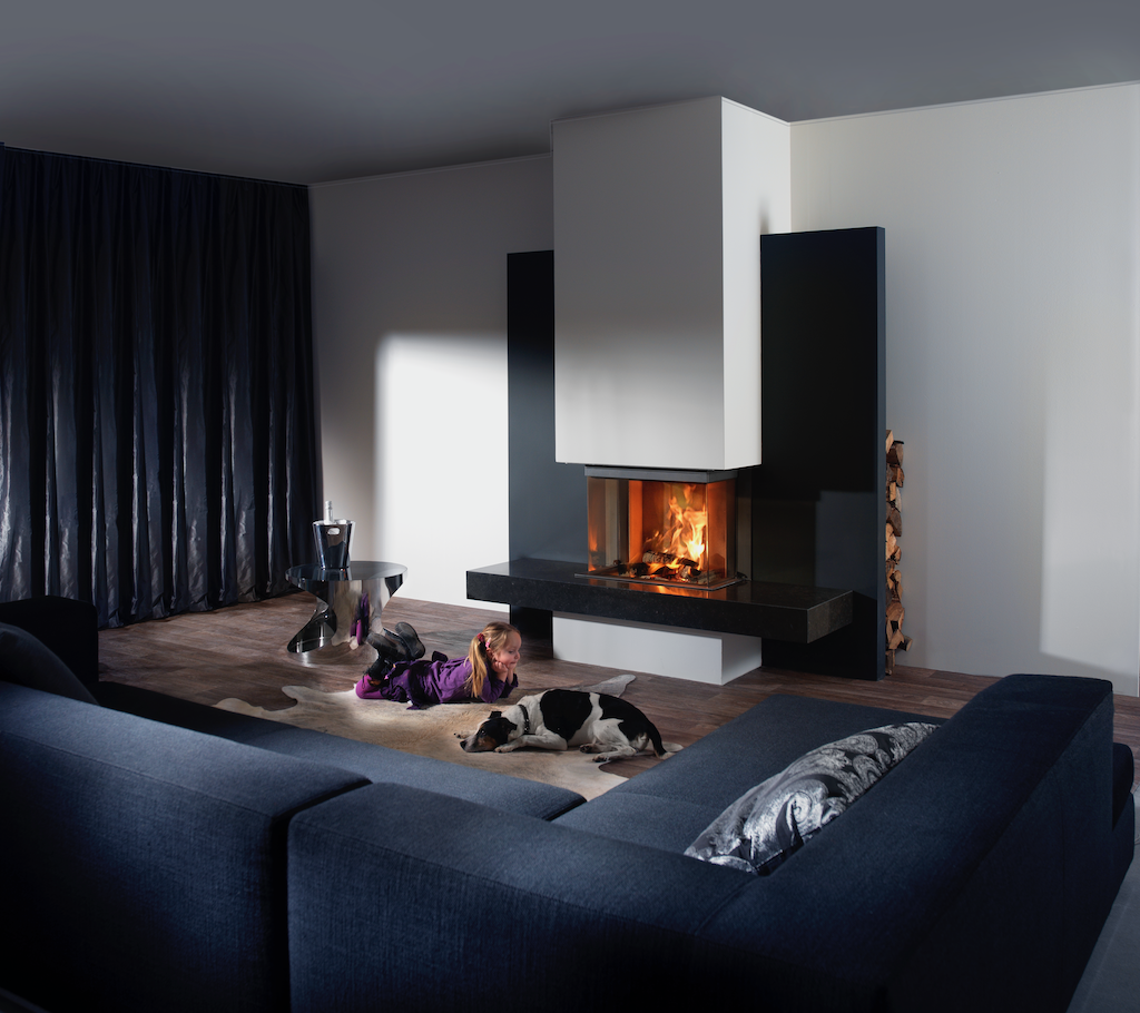 Moderner Wohnraumkamin mit Glasfront im offenen Wohnzimmer